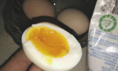 还是自己养的鸡下的蛋健康