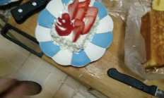 忙了一天，媳妇给做了个蛋糕，犒劳犒劳